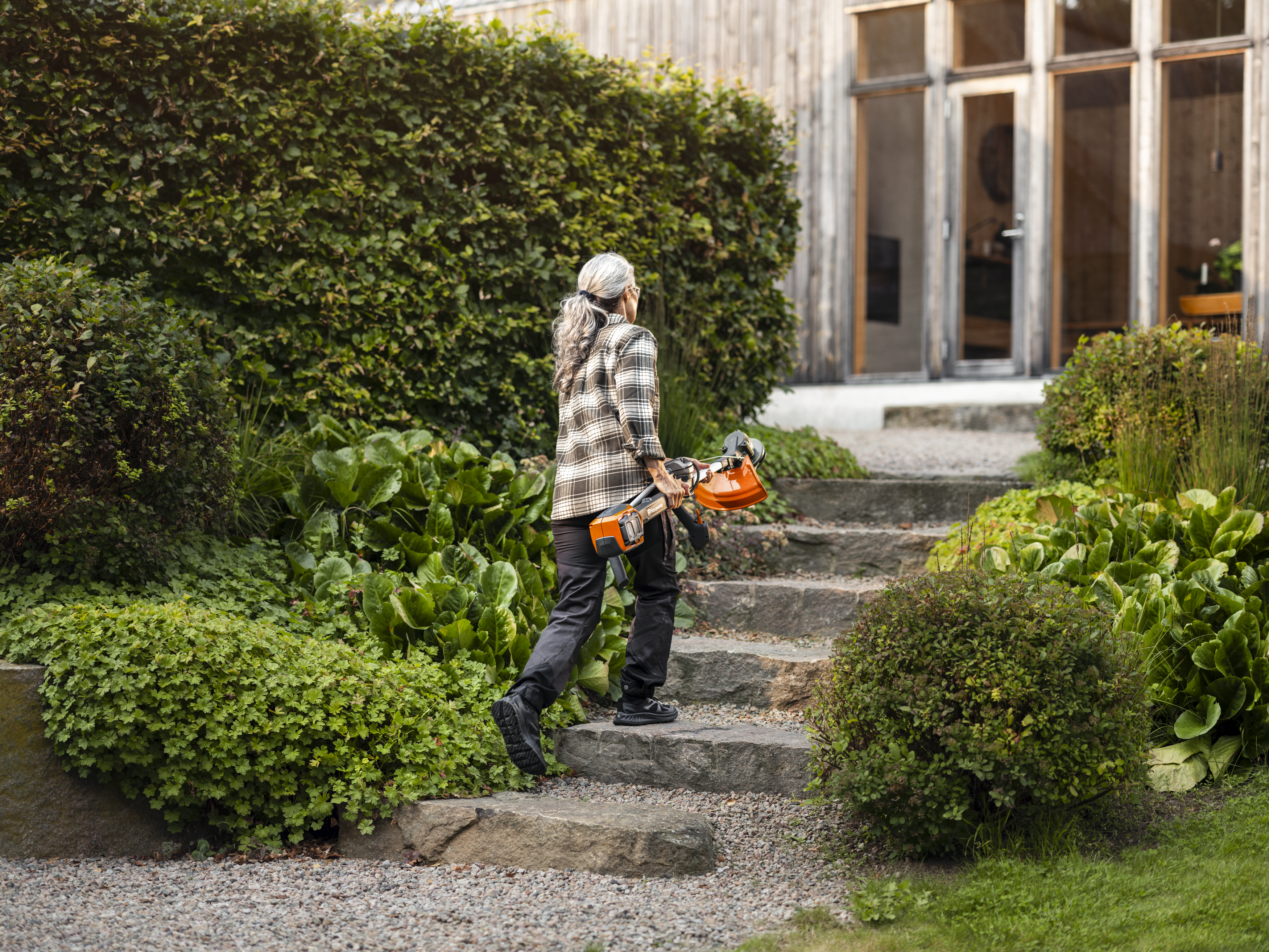 With the telescopic shaft and the foldable bullhorn handle, the trimmer's size can be reduced by up to 70% for easy storage and transport. The smart clamp makes folding and adjusting the handle quick and effortless. image